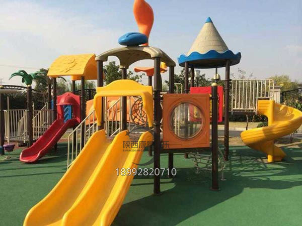 幼兒園滑梯