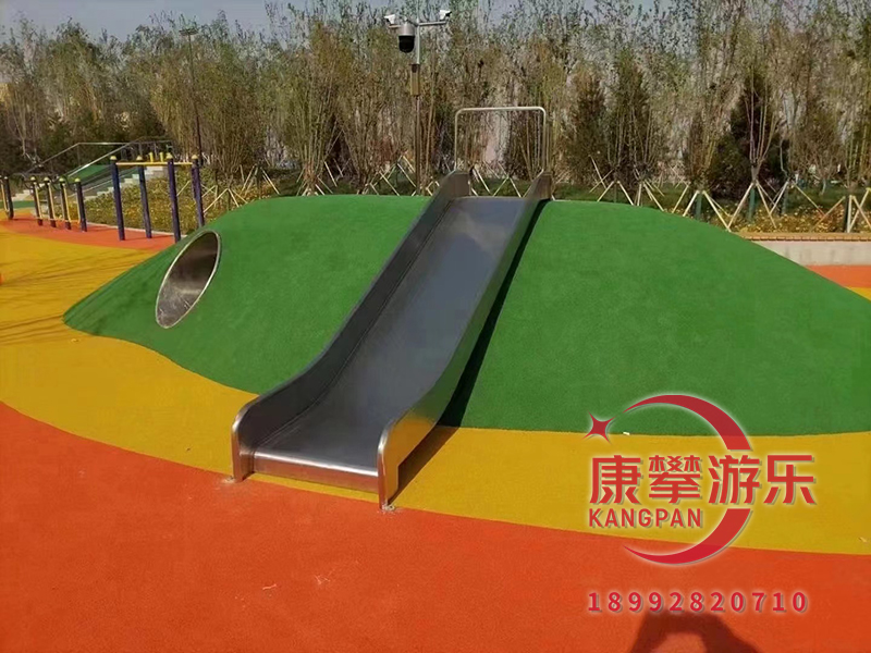 不銹鋼滑梯是一種比較新穎的游樂設備